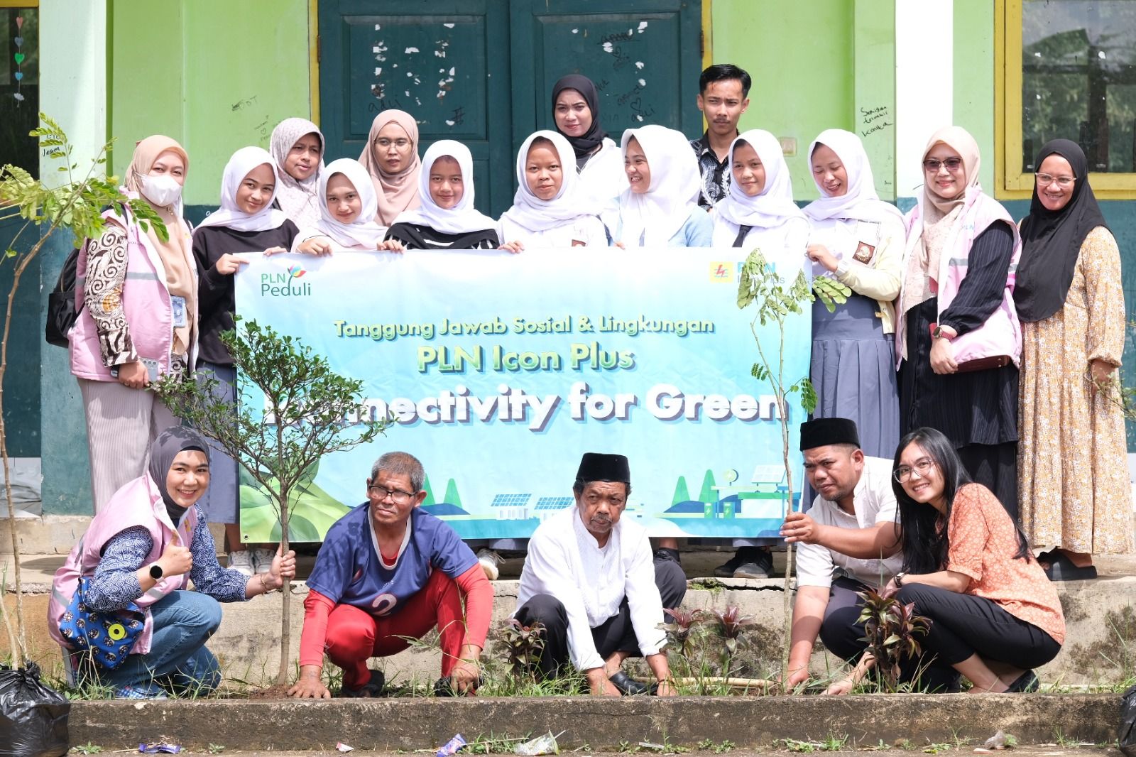 ## Program Iconnectivity For Green, PLN Icon Plus Lakukan Penanaman Pohon di SMK An Nur Maruyung Bandung