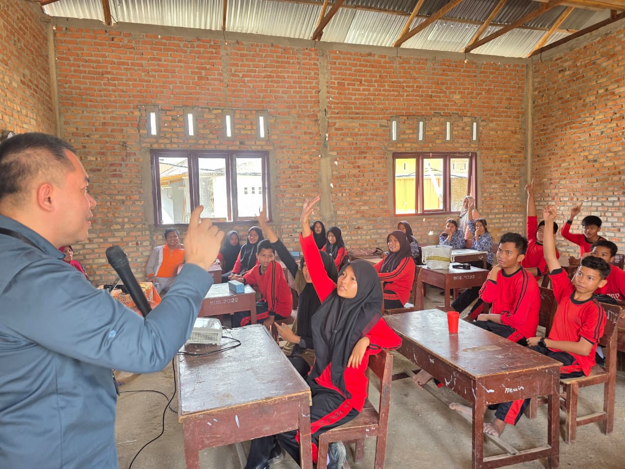 ## PLN Icon Plus Edukasi Literasi Digital di UPT SMPN 10 Tambang