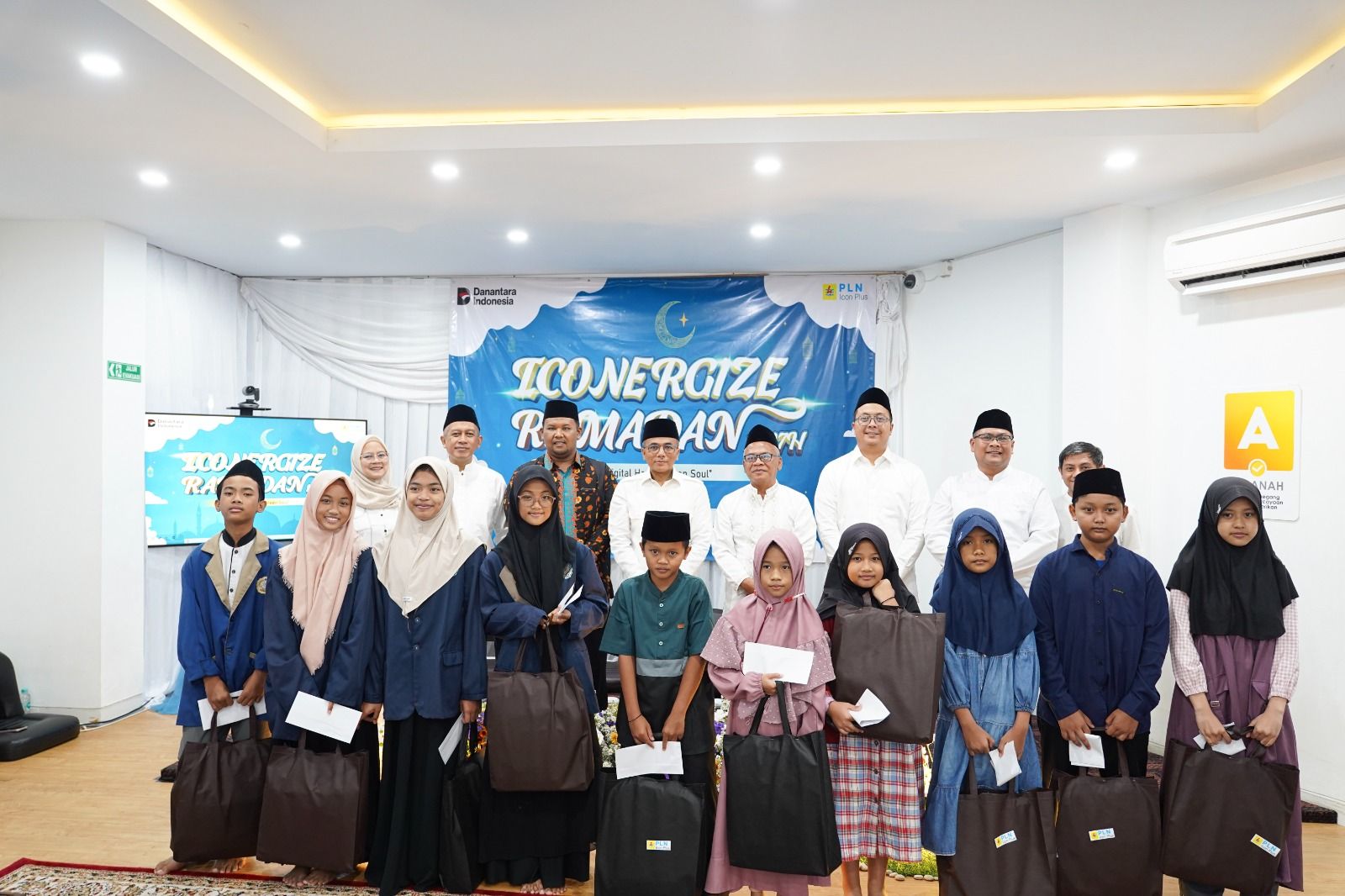 PLN Icon Plus SBU Regional Jawa Bagian Tengah Salurkan Santunan kepada Panti Asuhan Bina Insani di Yogyakarta
