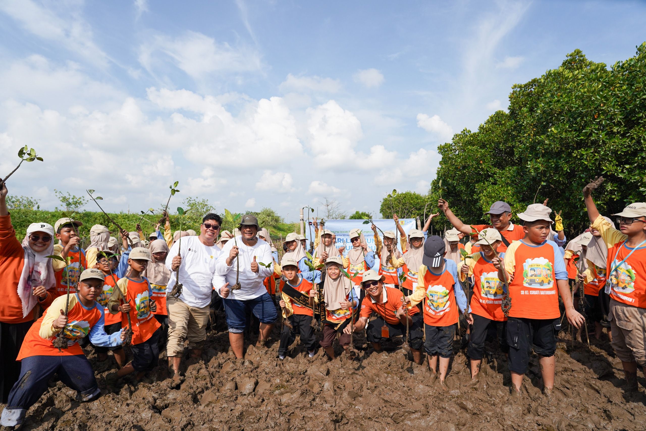 ## PLN Icon Plus Kenalkan Pelestarian Pesisir kepada Generasi Muda melalui Penanaman Mangrove